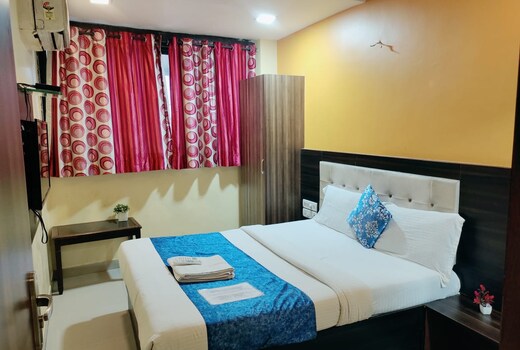 Hotel Golden Galaxy Near Santacruz Railway Station