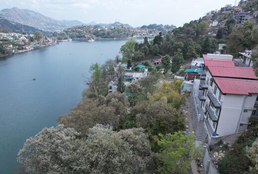 Hibiscus Lake View Suite