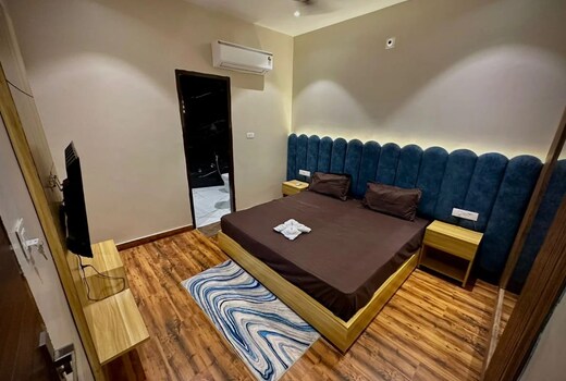HOTEL GOLDEN CROWN