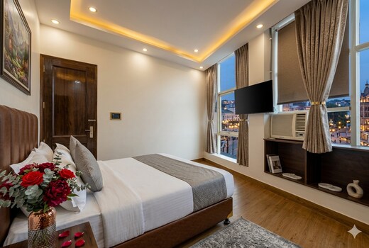 Mannat Green Hotel near Naraina Metro Station