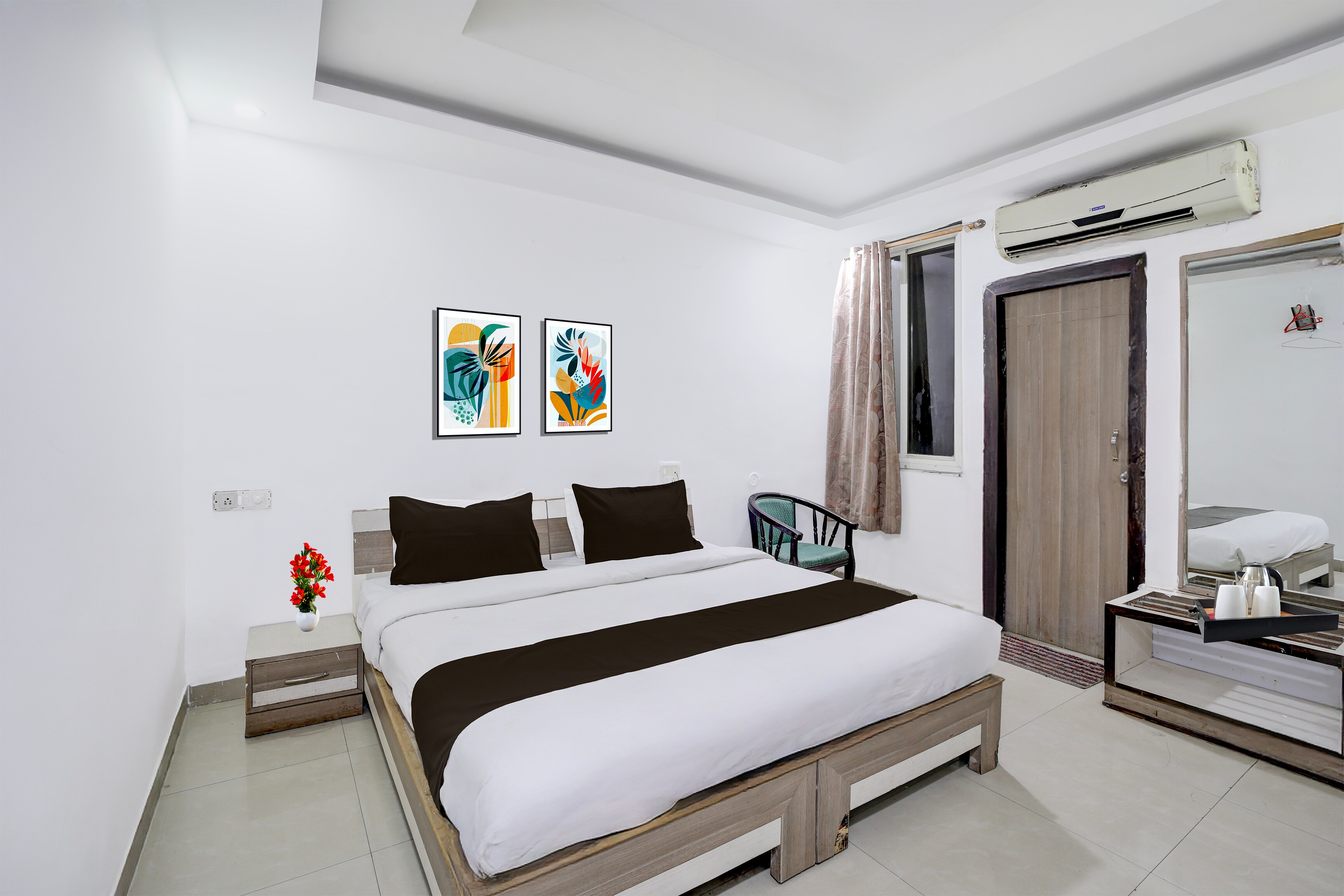 Collection O Shahpura Lakeview Formerly Hotel Royal Villa