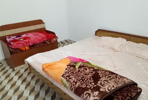 Arora Homestay | Rooms & Kitchen