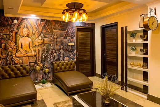 Uptown Boutique Home 1: Luxuriously Homely 2 BHK