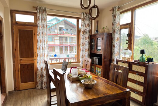 2 Bedroom Stay with Mountain Views