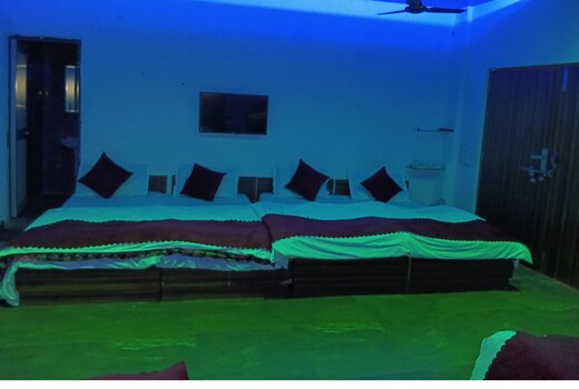 Madan Residency Amritsar, 750m from Golden Temple