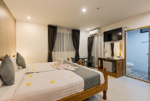 OYO 861 Patong Dynasty Hotel
