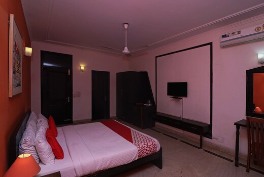 Hotel O A K Hotel