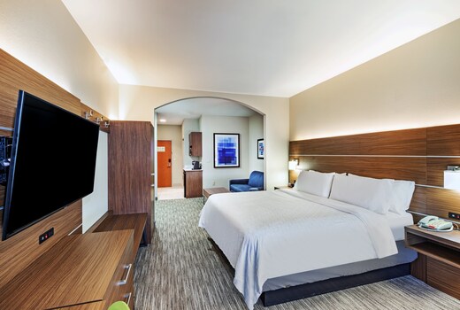 Holiday Inn Express and Suites Pryor
