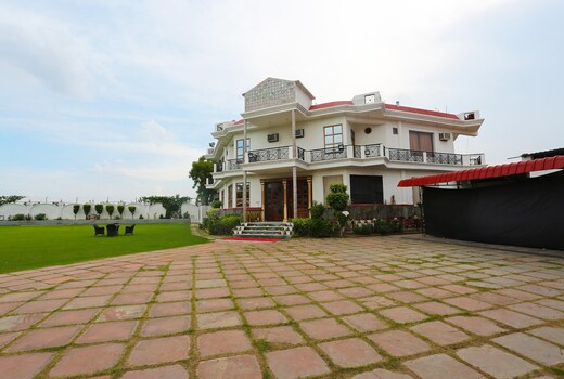 Garden City Resorts | Rooms & Restaurant
