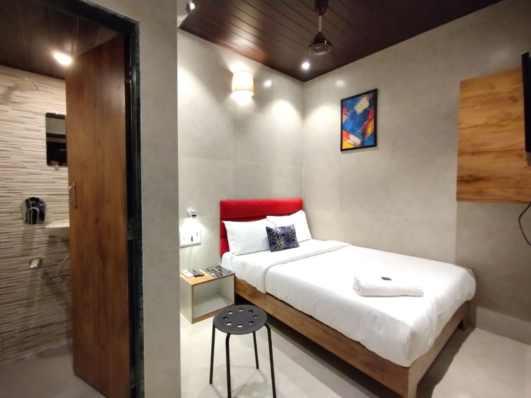 Hotel Eros - Nr Airport T2