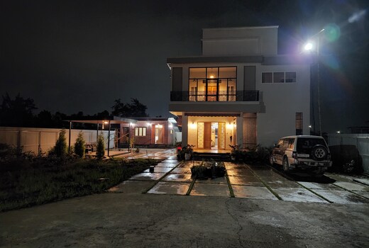 5 bedroom with panoramic view of hills and wetland