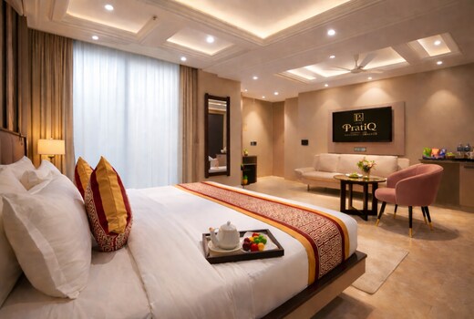 The PratiQ Luxe - Paschim Vihar