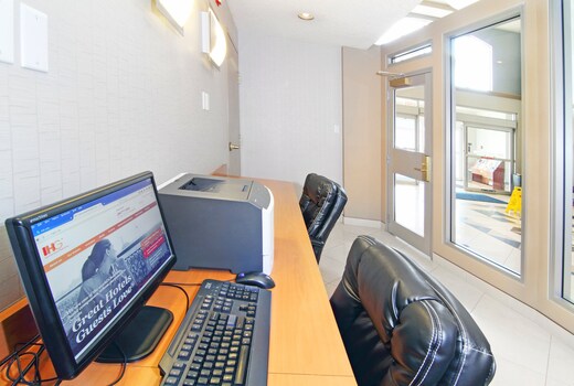 Holiday Inn Express & Suites Calgary South-Macleod Trail S