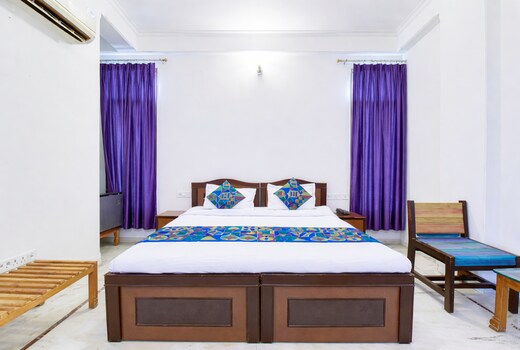 Hotel Hardik Palace.