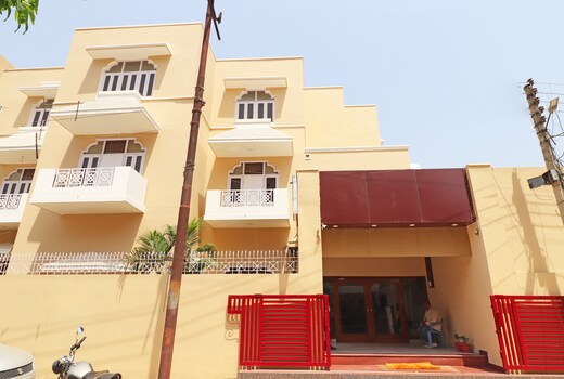 Hotel Lav Kush International