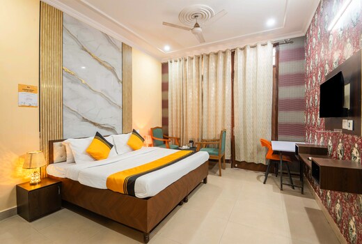 Itsy Hotels Saina Stay Near 32 Milestone