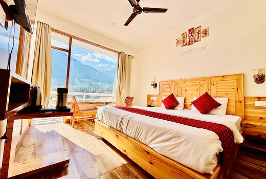 Dew Drop Stays River & Rohtang view