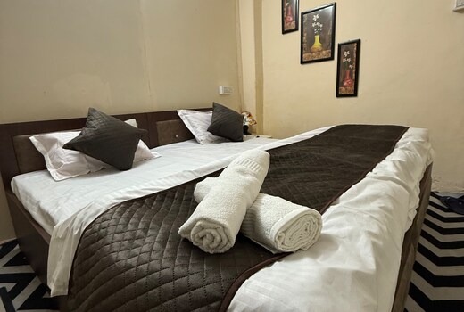 Madho Kutumb Hostel Ganga