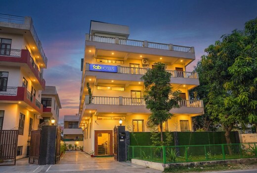 FabHotel Sai Village