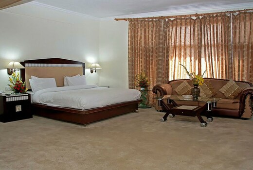 Hotel The Residency Srinagar (05 min walk to Clock Tower)