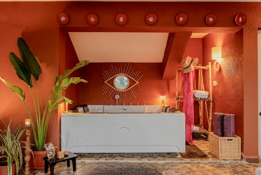Casa Superfly-2BDR Entire home, Private Rooftop Jacuzzi & Deck