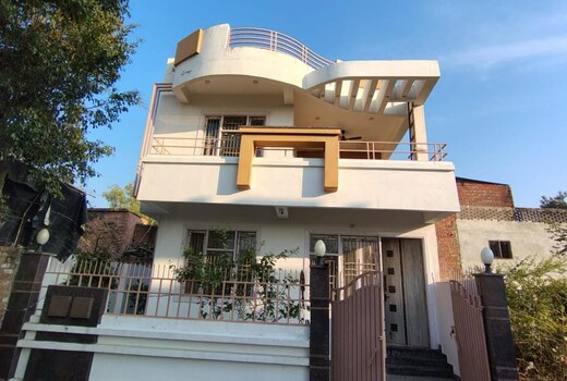 Tiny Residence with a small backyard Jacuzzi Pool