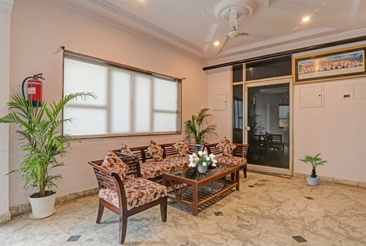 Collection O Premier Near Hazratganj