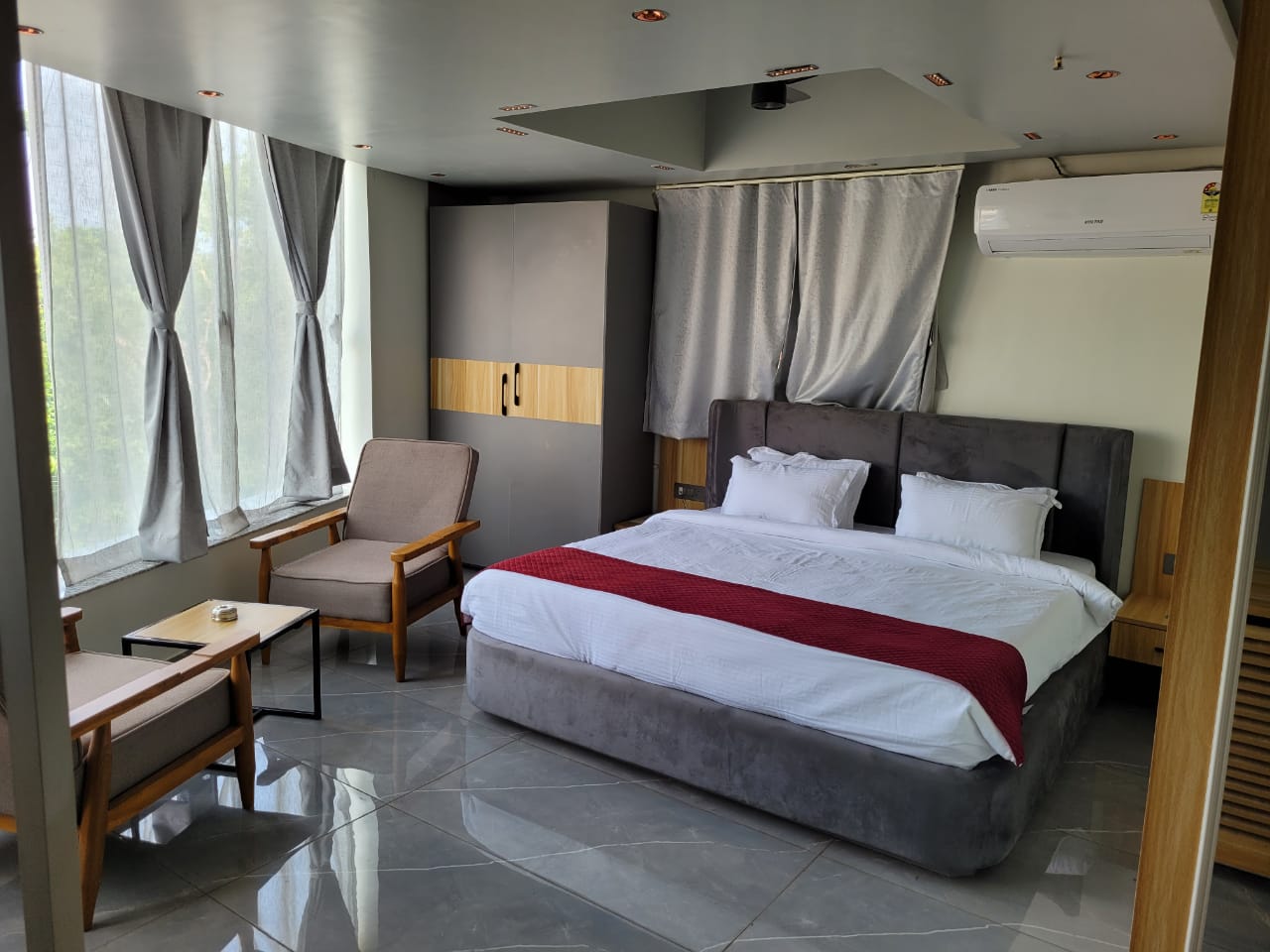 Hotel Sarovar