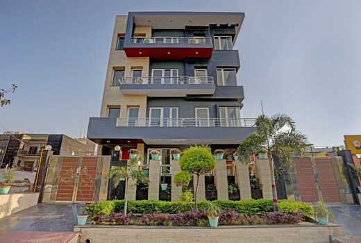 Townhouse Merriment Near ISKCON Temple Noida