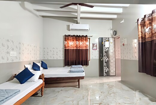 Omkar Homestay 400m from Dwarkadhish Temple.