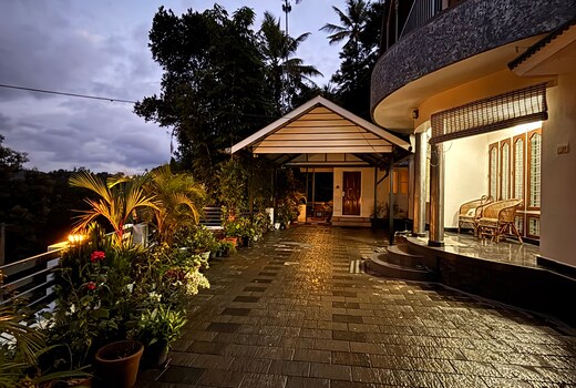 Pine Attic Plantation Stay Munnar Valley View