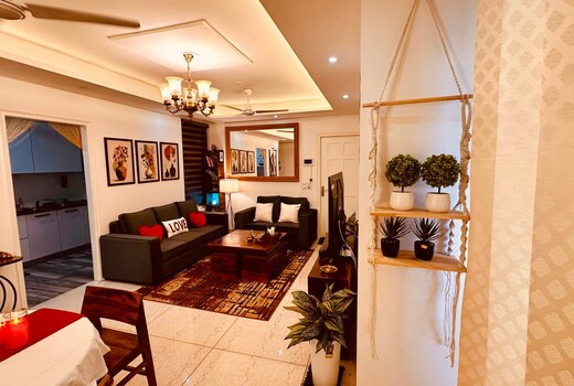 Ayoura Premium Homestay 2BHK 4 Balconies Views