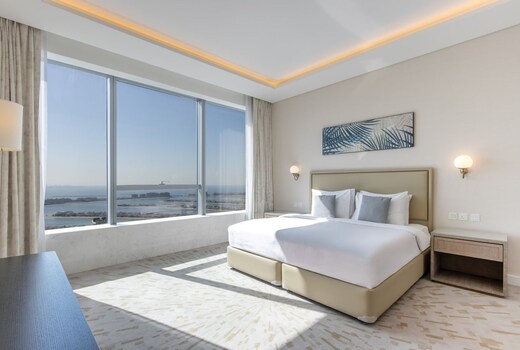 ELIVAAS Curated Luxury 1BR on Palm Jumeirah | Pool Access & Be