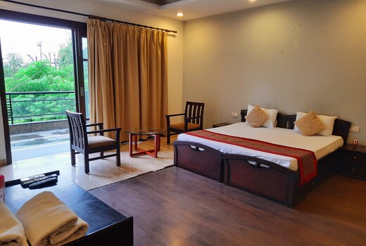 Manor Inn Suites | Rooms & Kitchen