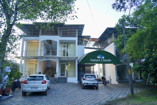 Holidayz by Stayz Royale Munnar - Misty & Sunrise Experience