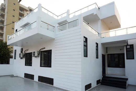 The Comfort Stay - Near Sector 28 Metro Station
