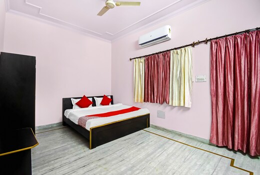 Hotel O Madhav Palace