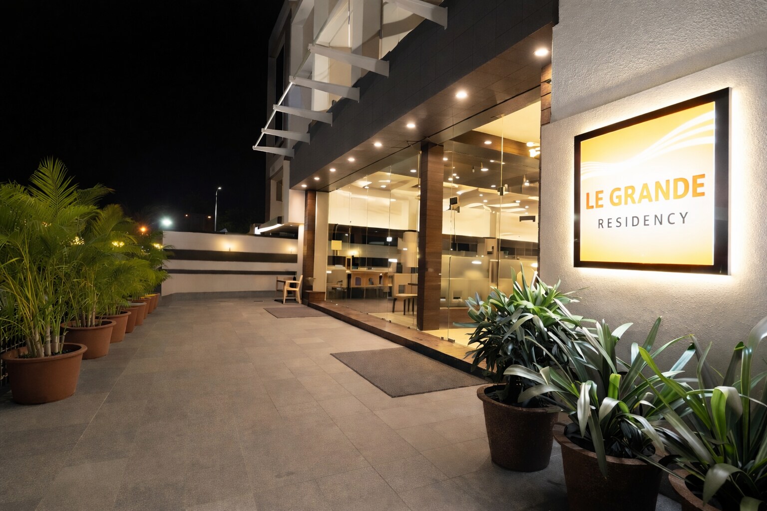 Hotel Le Grande Residency