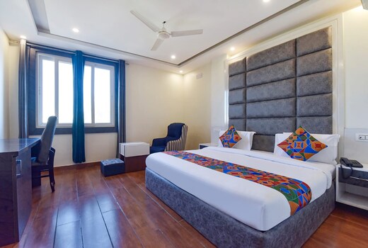 HOTEL AV ROYAL
