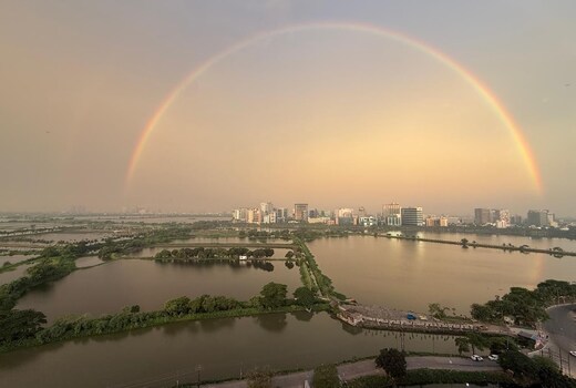 Luxerious Lake View Apartment in Highrise Building