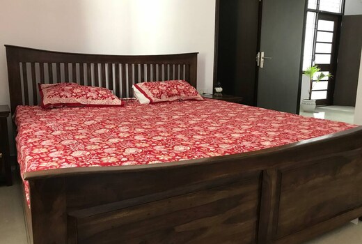 Eat-sleep-wander like a local in pink city