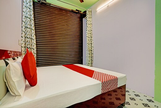 OYO 818125 AVA PALACE HOTEL