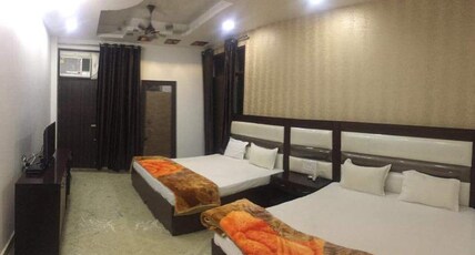 MAHARAJA CONTINENTAL TWO   MINUTES DISTANCE FROM NEW DELHI RAILWAY STATION Room Type - Four Bed Family Room with Fan