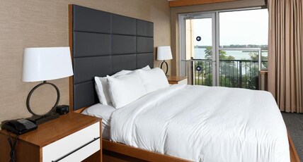 Double Tree Niagara Falls Room Type - 1 KING RIVER VIEW