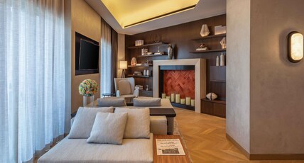 Fairmont Singapore Room Type - Ambassador Suite, 1 King, 2 Balconies & FG Lounge Access, City/Pool View
