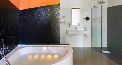 ibis Styles Catania Acireale Room Type - Superior room with 1 king size bed, Whirlpool bath, garden area