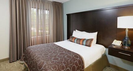 Staybridge Suites CHICAGO -- GLENVIEW, an IHG hotel Room Type - 1 King 1 Bedroom Suite