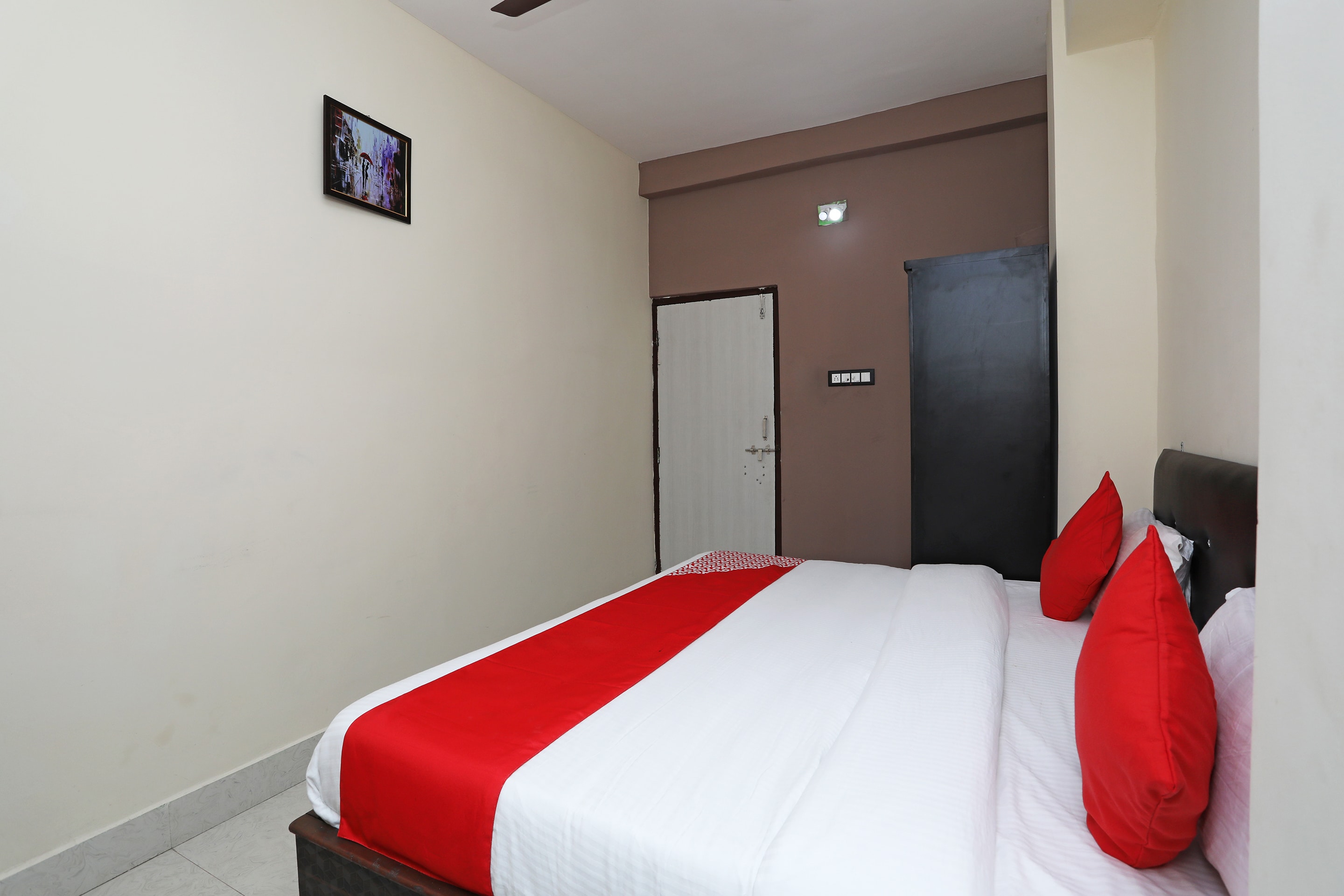 Hotel O Regal Stays - Tap to explore photos