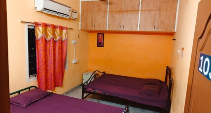 Square & Dormitory Stays Room Type - Double with Twin Ac Room Shared Bathroom