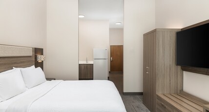 Holiday Inn Express Hotel & Suites NORTH SEQUIM, an IHG Hotel Room Type - 1 King Suite Wet Bar Refrigerator Ground Floor